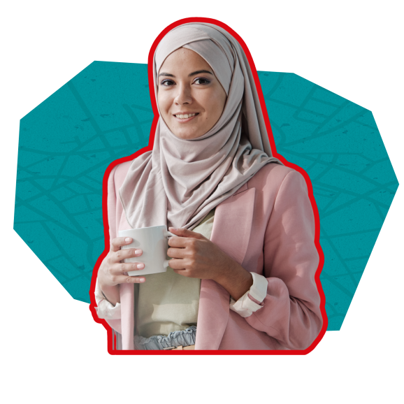 Kvinna med kaffekopp i handen mot en turkos bakgrund