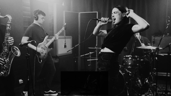 Människor som spelar instrument och sjunger.