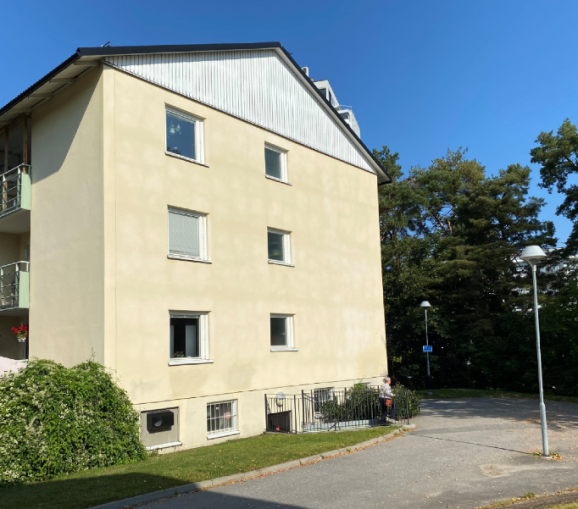 Gaveln på det gulputsade trevåningshus på Bollmoravägen 95, där ABF Hantverksgården har sin entré, en trappa ner.