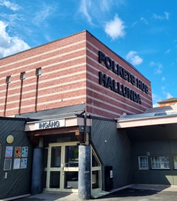 Bild på entrén till ABF Södertörns expedition i Hallunda, Botkyrka, belägen i Hallunda Folkets Hus.