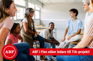 En grupp människor med olika nationaliteter sitter i och pratar