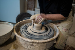 en person drejar en kruka