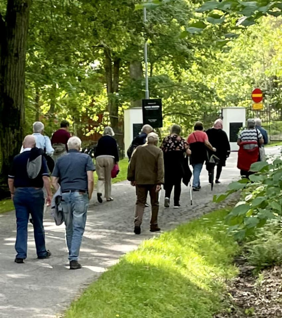 en grupp av människor gående på en väg