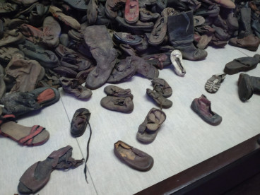 Bild föreställande skor i koncentrationslägret Auschwitz.