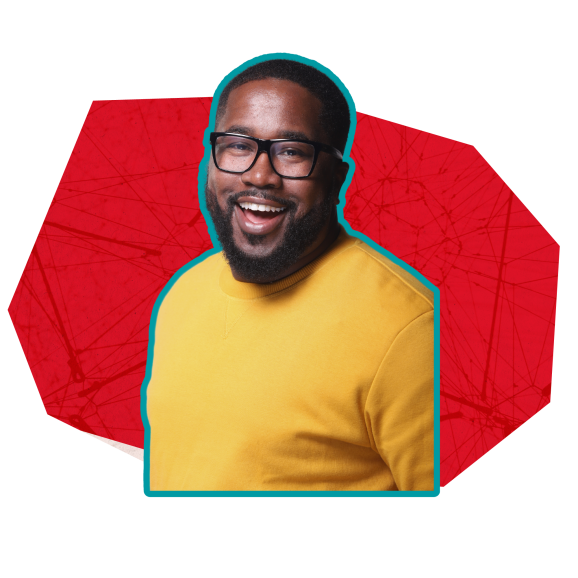 En skrattande man i gul tröja mot röd bakgrund