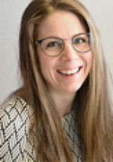 Porträttbild på ung kvinna med glasögon