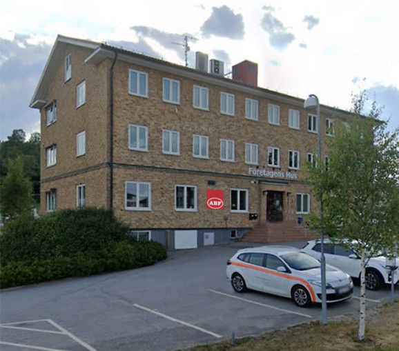 Hus med gult tegel med skylt Företagens Hus.