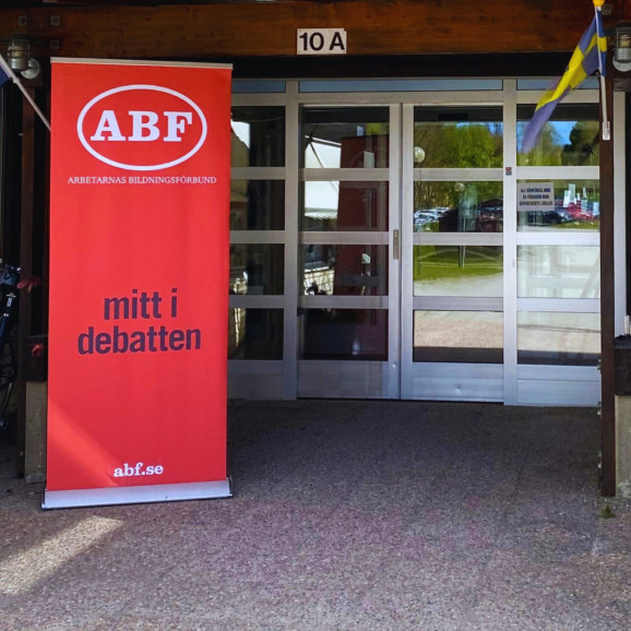 Röd roll up utanför entré till ABF Ånge